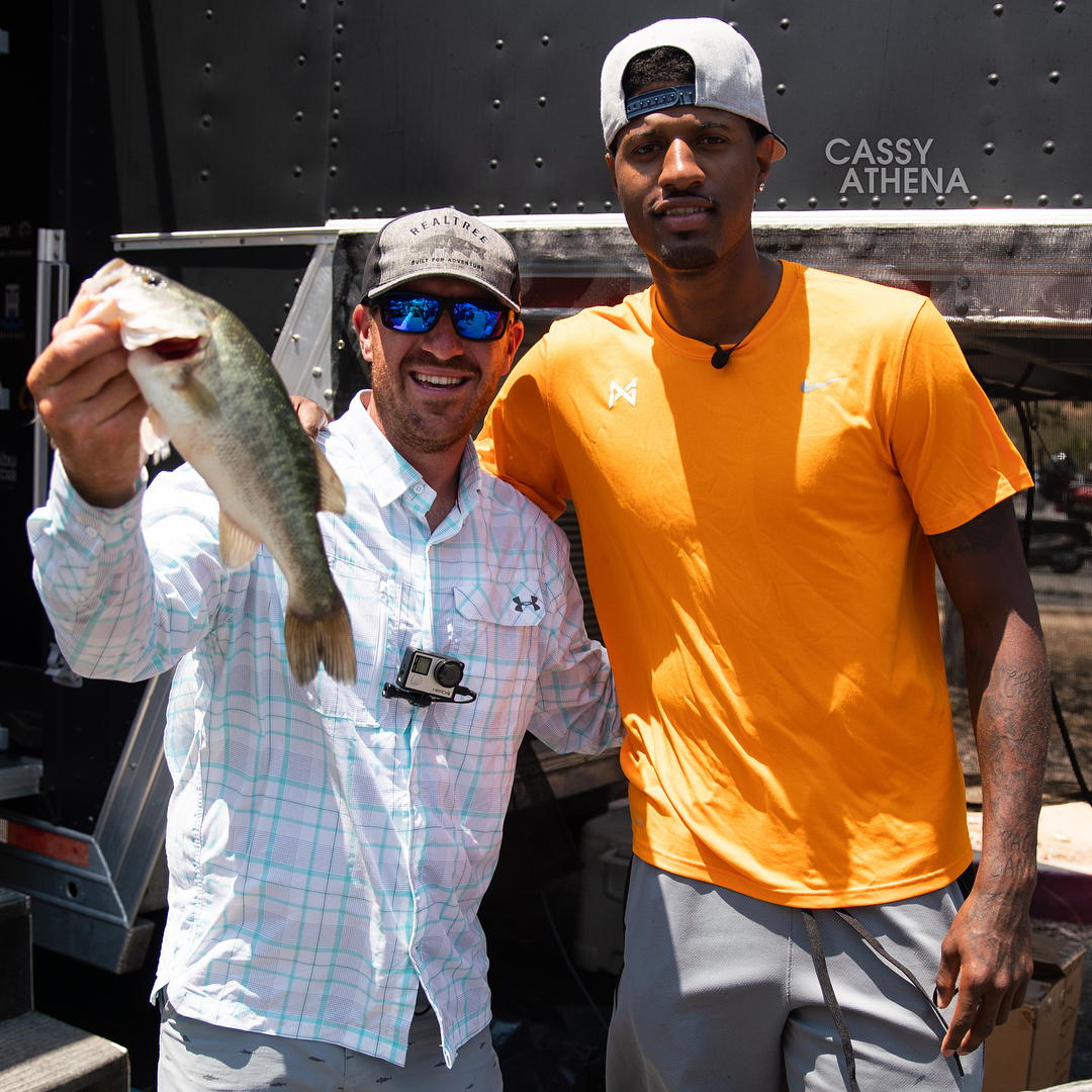 个人能力！两队进攻陷入困境， 奎因上场外线运球高难度急停三分命中！（凭个人能力破局：双方进攻受阻，奎因外线运球急停命中高难度三分）