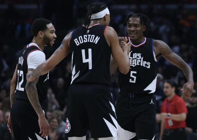 世界杯门票销量已近两百万张，第三阶段门票销售12月11日开始（世界杯门票接近200万张售出，第三阶段将于12月11日开售）