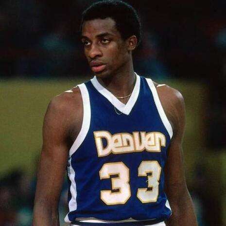 也门继续内战，可容纳5万人的赛文奥林匹克体育场易主（也门战事延续，5万席位的赛文奥林匹克体育场易手）