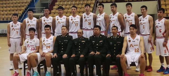 本赛季新秀单场20+场次：克尼佩尔10次，二三名合计只有9次（本季新秀20+场次数榜：克尼佩尔10场，第二三名合计仅9场）