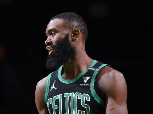 全家福宣，U16国少小将万项加盟塞尔超贝尔格莱德红星俱乐部（塞尔超贝尔格莱德红星官宣签下U16国少万项，全家福合影亮相）