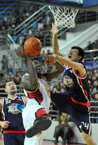 库里今日赛前入场穿加内特战靴，热身换上爱德华兹战靴（库里今日入场穿加内特签名鞋，热身改换爱德华兹战靴）